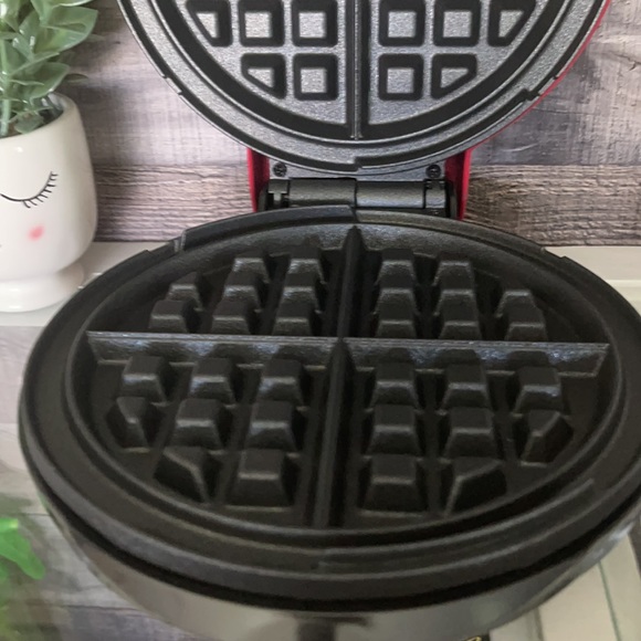 ❤️NEW!!!❤️ DASH Waffle Maker - Picture 11 of 17